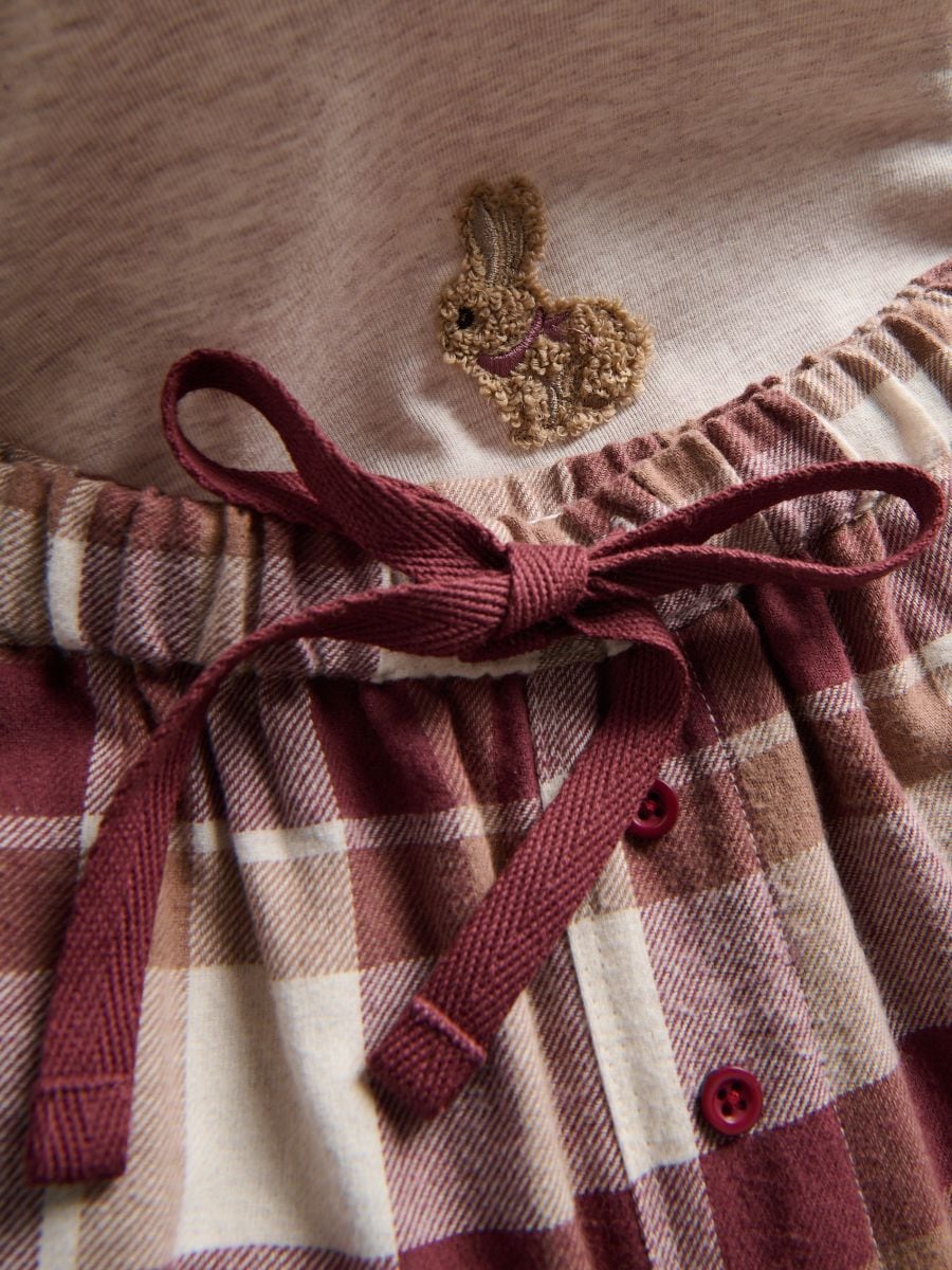 Ensemble de pyjama deux pièces avec broderie