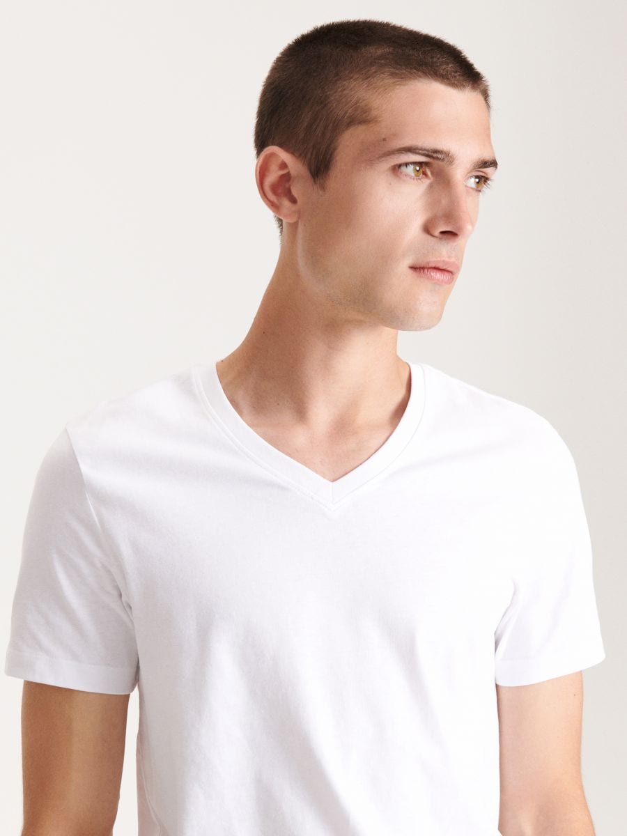 T-shirt slim z dekoltem V - biały - RESERVED