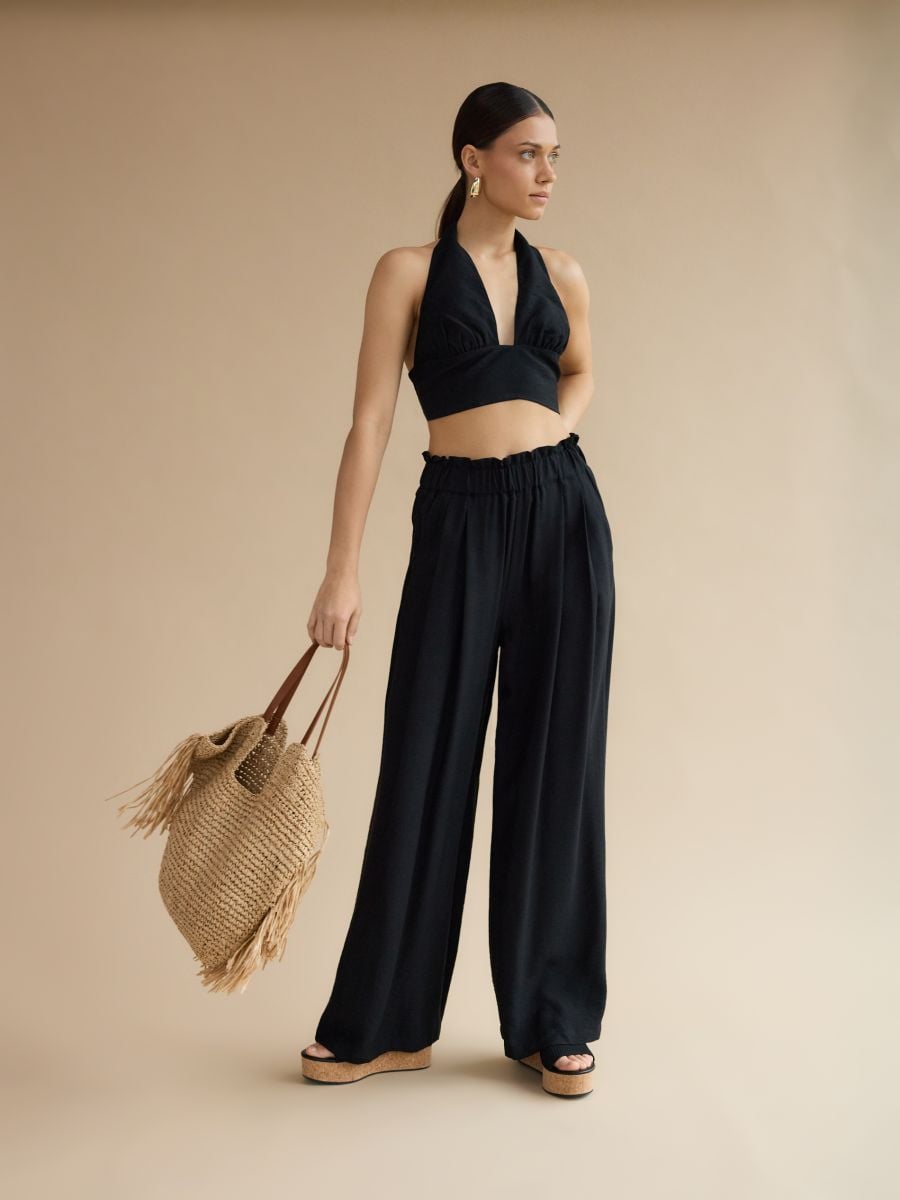 Loose trousers with pleats - black - RESERVED