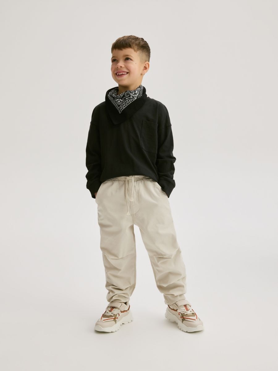 Bawełniane spodnie jogger - kremowy - RESERVED