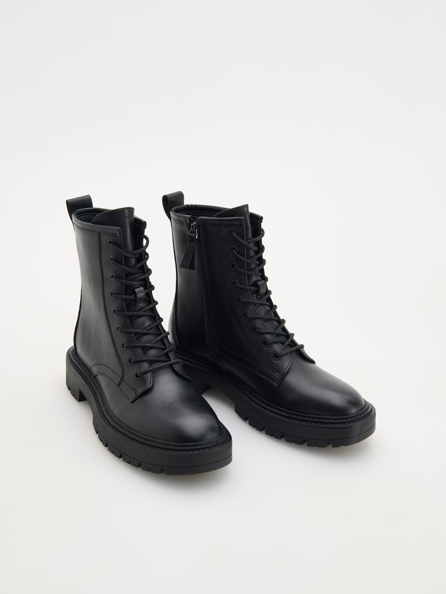 Geschnurte Ankle Boots aus Leder Farbe schwarz RESERVED 117CY 99X