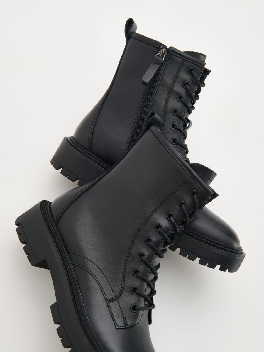 Geschnurte Ankle Boots aus Leder