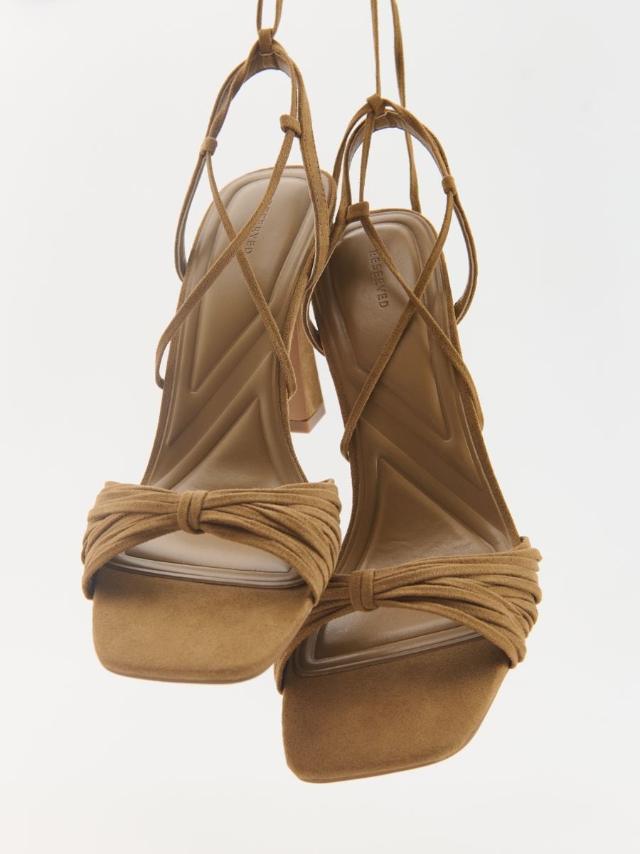 Sandalen met hak en bandjes deals