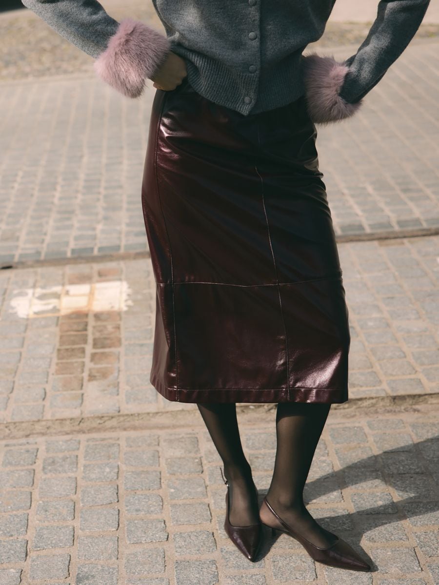 Nederdel i kunstlæder - rødbrun - RESERVED