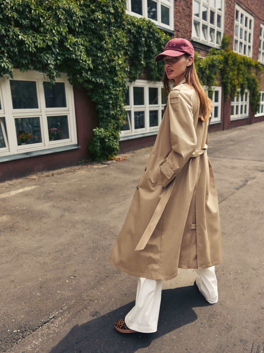 Trenchcoat met dubbele rij knopen - beige - RESERVED