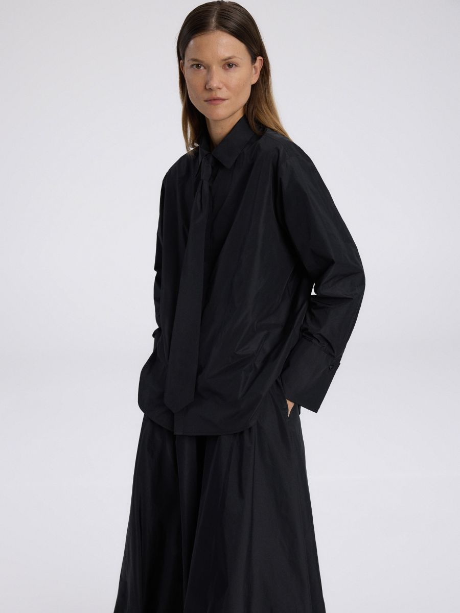 Camicia in taffetà con cravatta - nero - RESERVED - 2