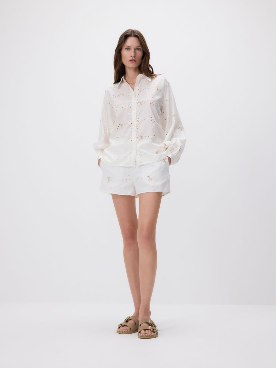 Lochmuster-Shorts mit Stickerei - weiß - RESERVED