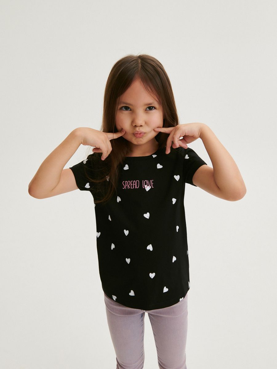 Camiseta de algodón con motivo de corazones - negro - RESERVED