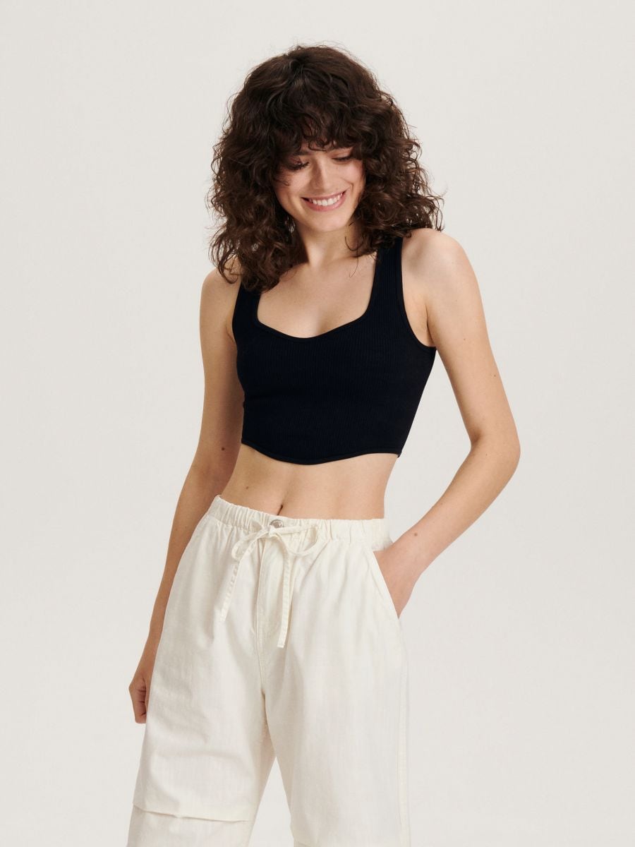 Crop top z asimetričnim robom - črna - RESERVED - 3