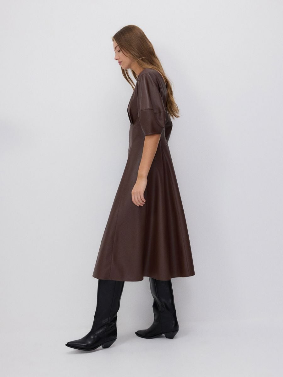 Robe cuir synthétique sale