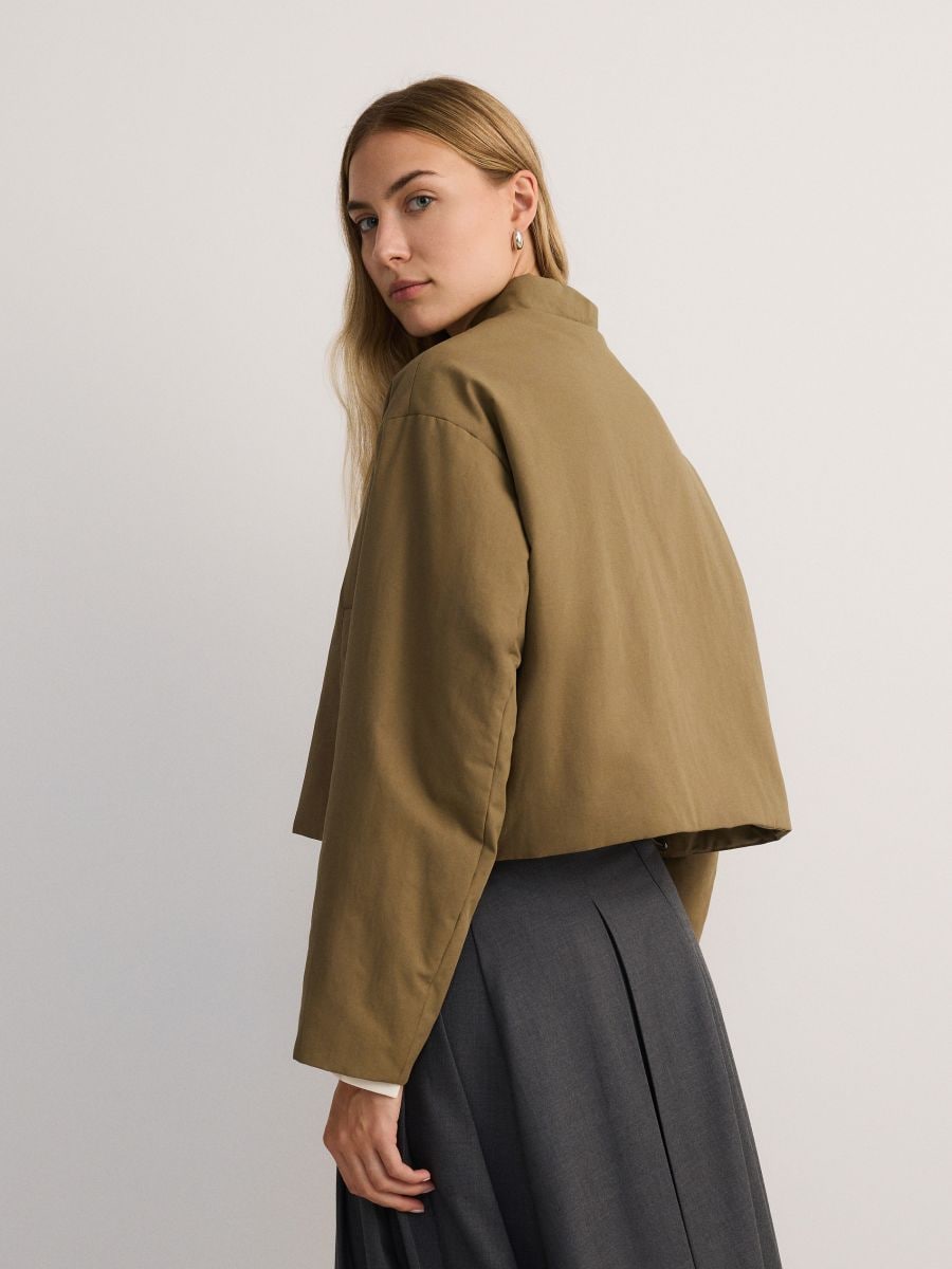 Krótka kurtka light padded Kolor oliwkowy - RESERVED - 240BW-81X