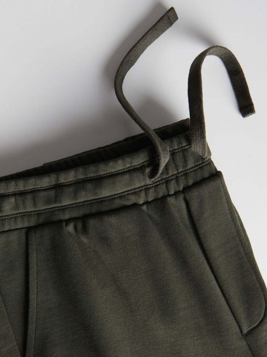 Short tracksuit bottoms - olive - RESERVED - 4