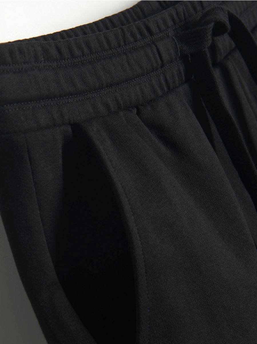 Short tracksuit bottoms - black - RESERVED - 4
