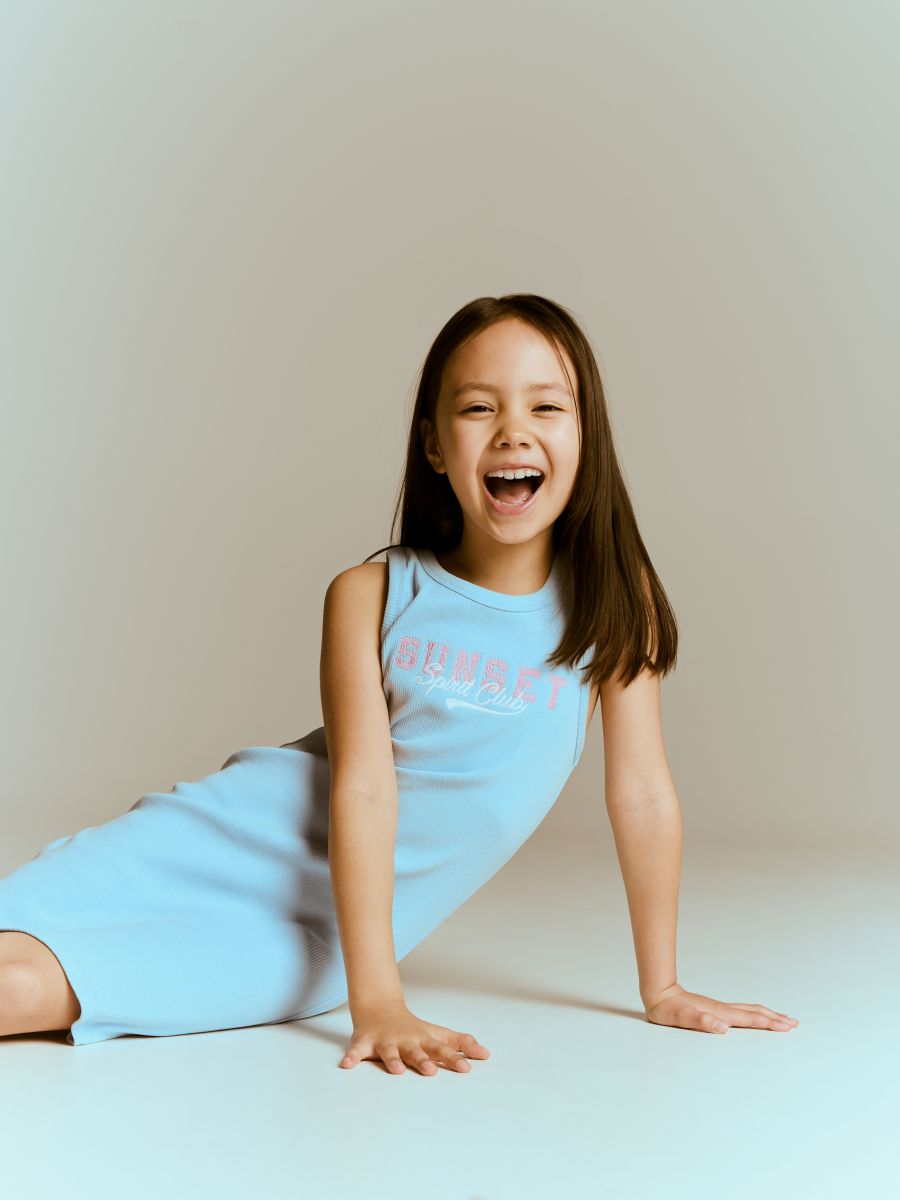 Geripptes Kleid mit Stickerei - blassblau - RESERVED