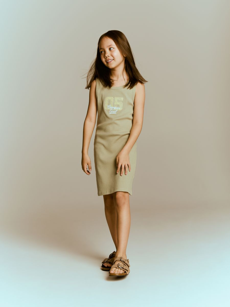 Geripptes Kleid mit Stickerei - helles Olivgrün - RESERVED