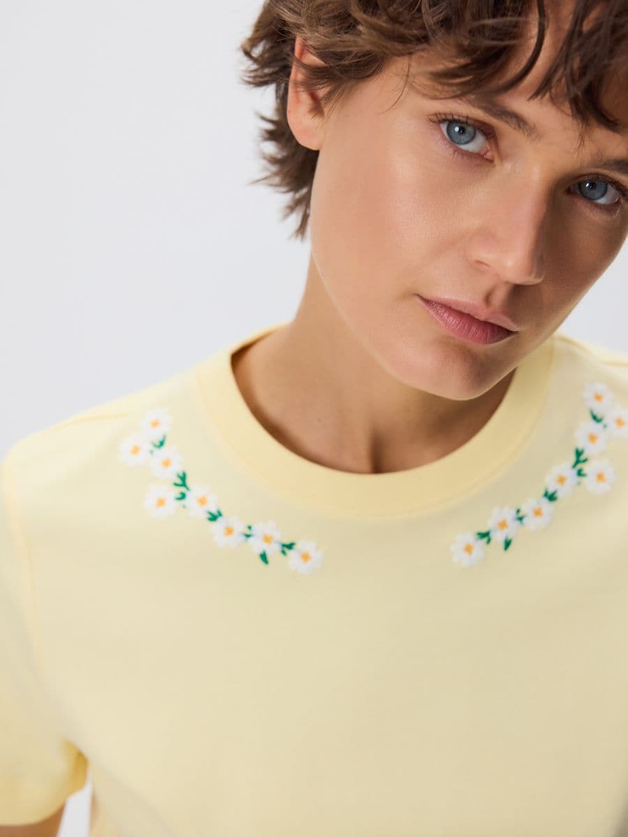T-Shirt mit Stickerei - beige - RESERVED