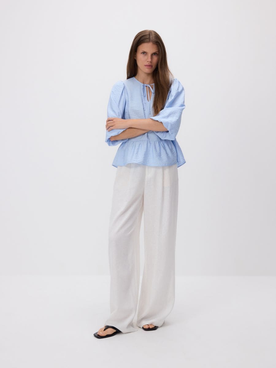 Viskosebluse mit Bindedetail am Ausschnitt - hellblau - RESERVED