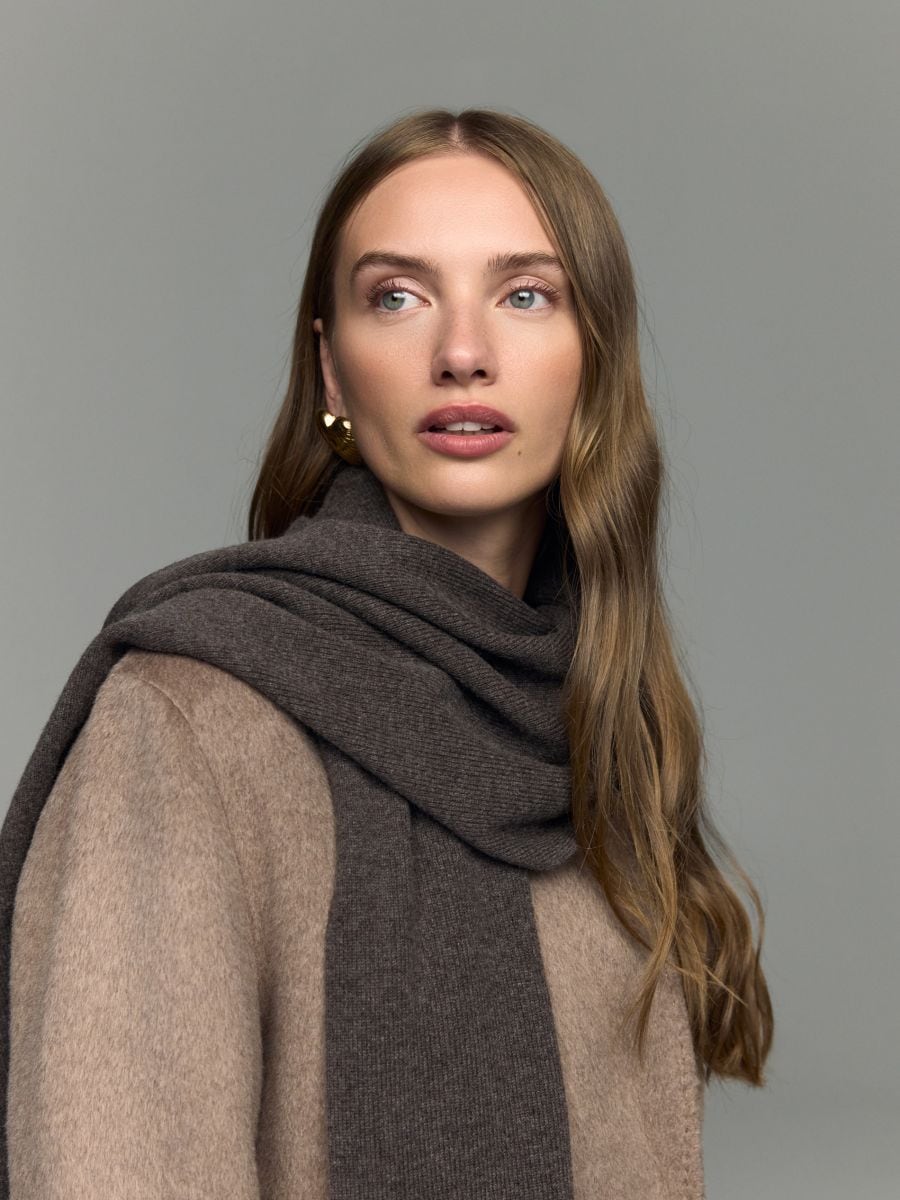 LADIES` SCARF - пильно-коричневий - RESERVED