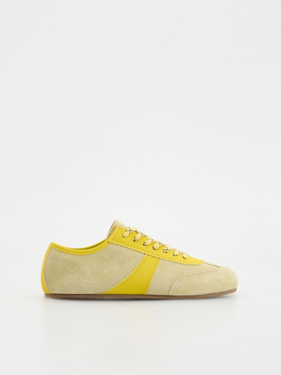 Sneaker aus Wildleder - hellgelb - RESERVED