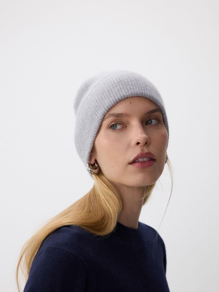 Uldrig beanie i kashmirblanding - light grey - RESERVED