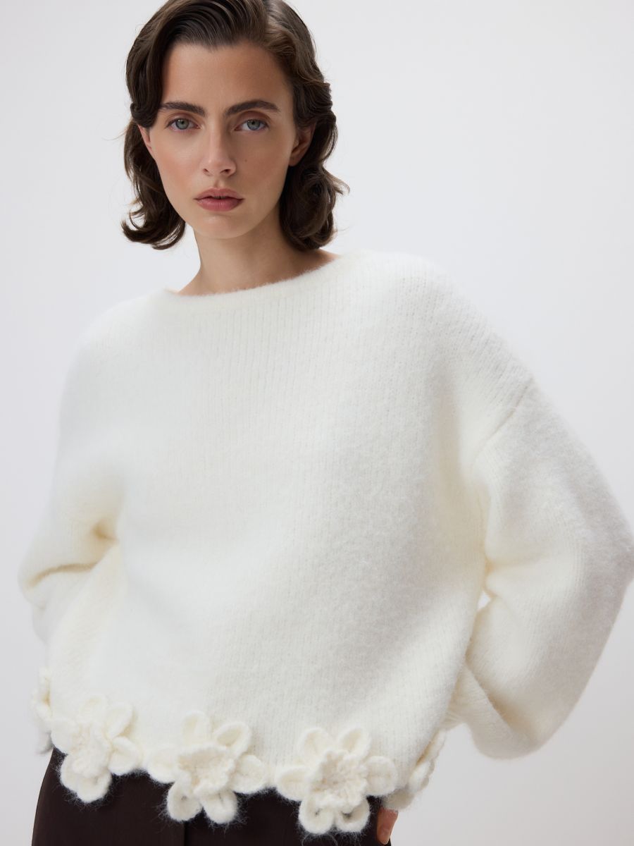 Džemper s cvjetnim aplikacijom - krem - RESERVED