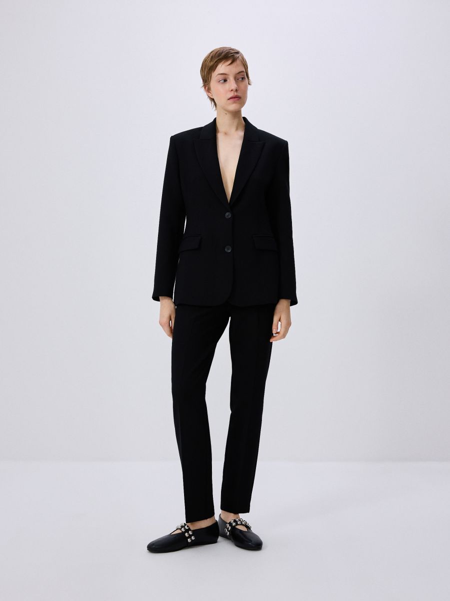 Blazer à taille ajustée avec viscose mélangée - noir - RESERVED - 4