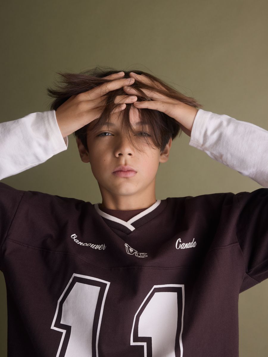 Бавовняний лонгслів - темно коричневий - RESERVED