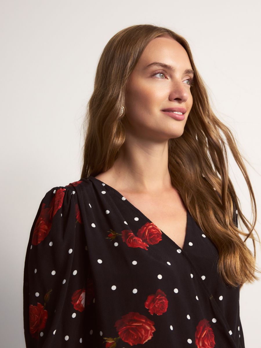 Bluza od viskoze s dezenom - crno - RESERVED