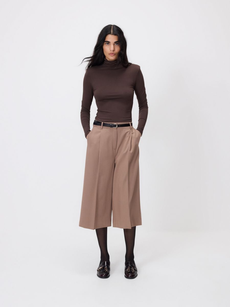 Bermuda-Shorts mit Gürtel - beige - RESERVED
