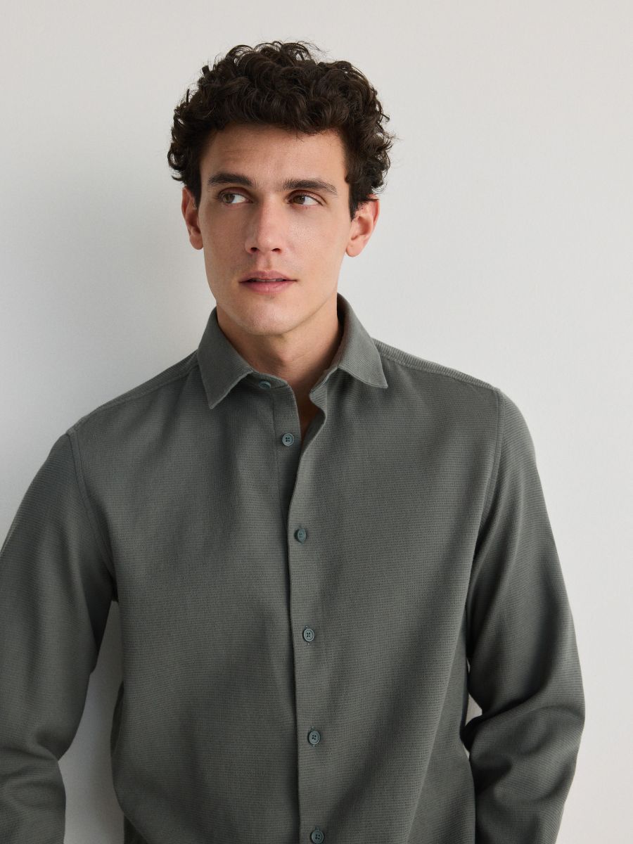 Camicia semplice regular fit - verde-marrone - RESERVED