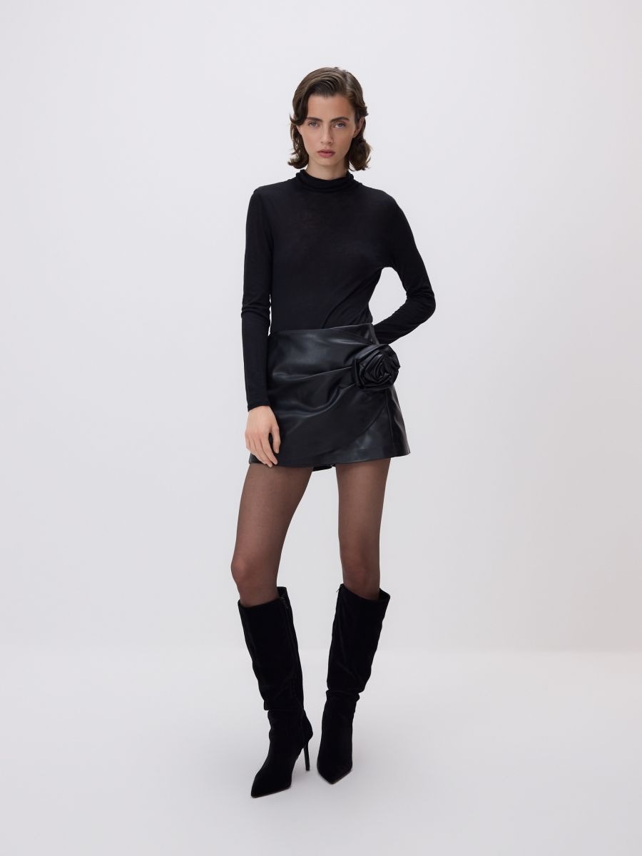 Šortky so sukňou z umelej kože - čierna - RESERVED