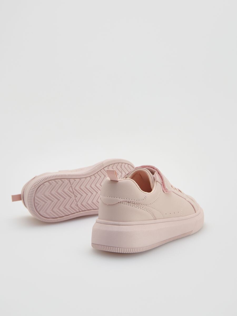 Sneakersy z imitacji skóry Kolor pastelowy róż - RESERVED
