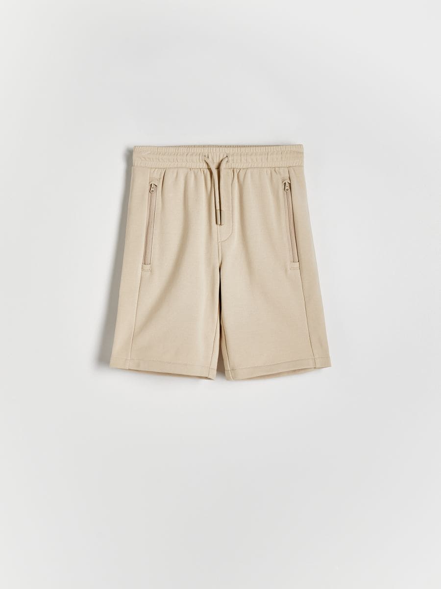 Kratke hlače z visokim deležem bombaža in žepi - beige - RESERVED