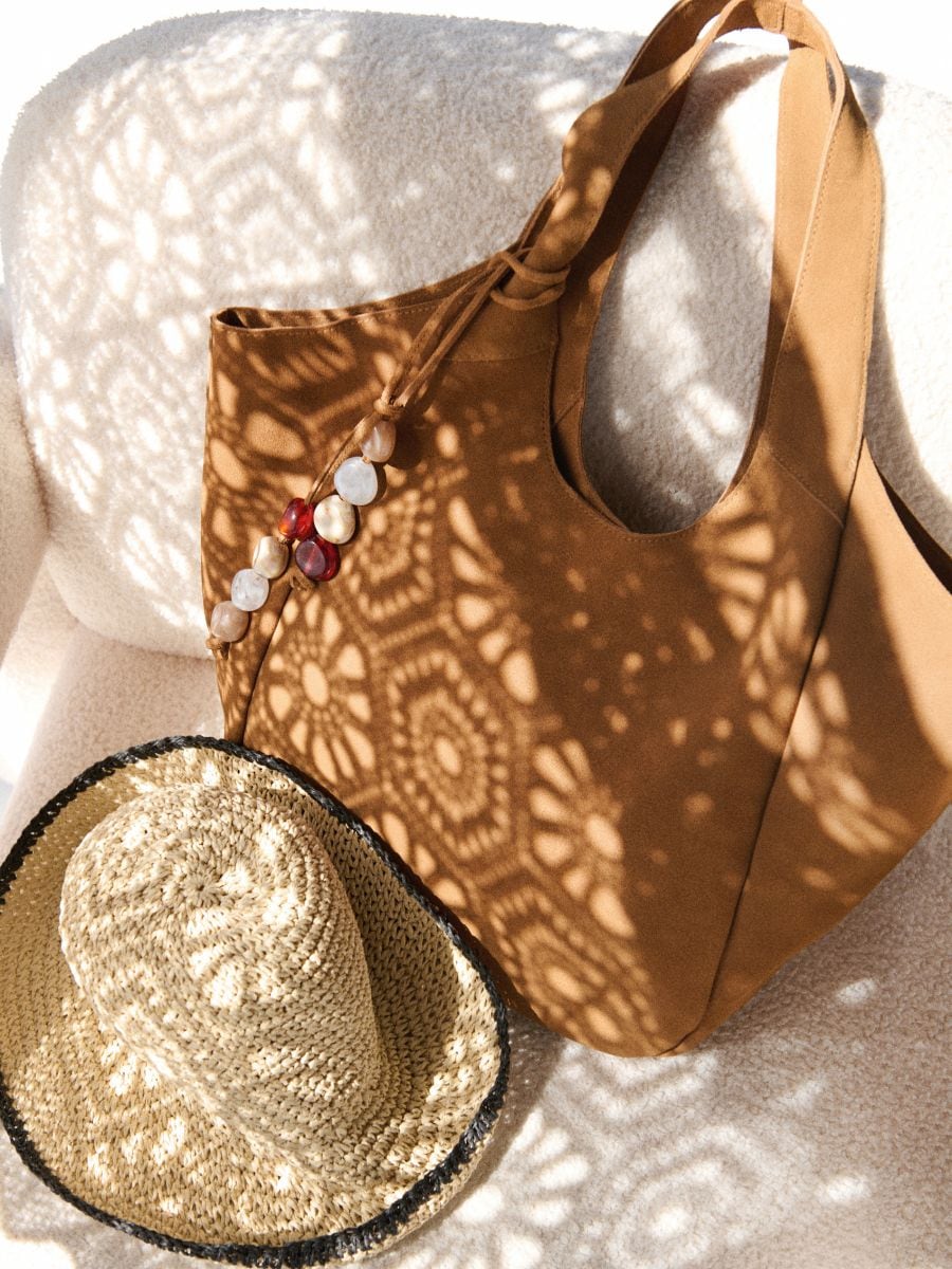 Shopper-Tasche aus Wildleder mit Anhänger - goldbraun - RESERVED