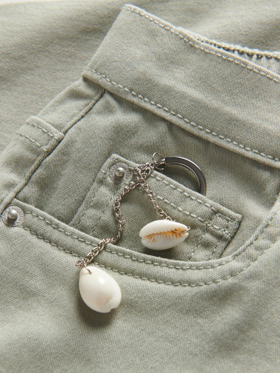 Pantalón corto con detalle de cadena - oliva claro - RESERVED - 4