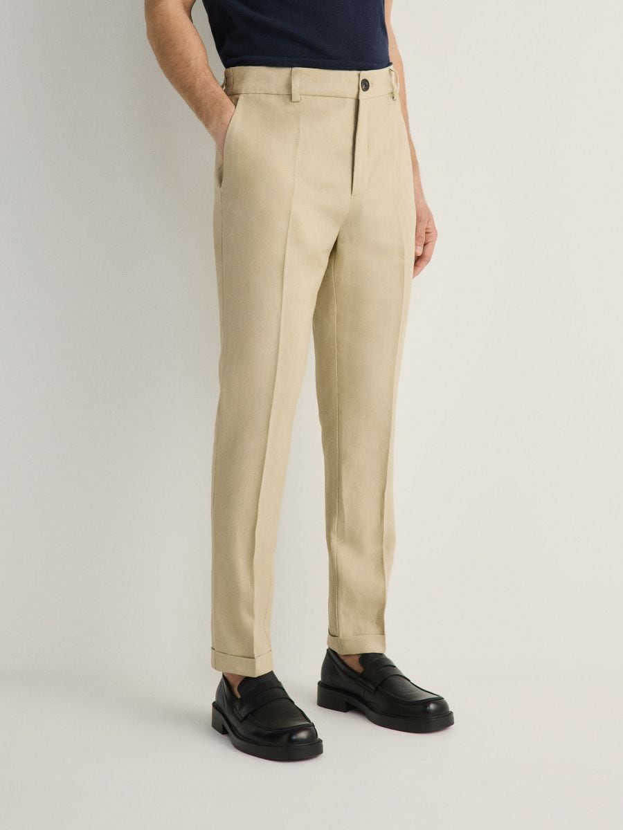 Lniane spodnie garniturowe slim - beżowy - RESERVED