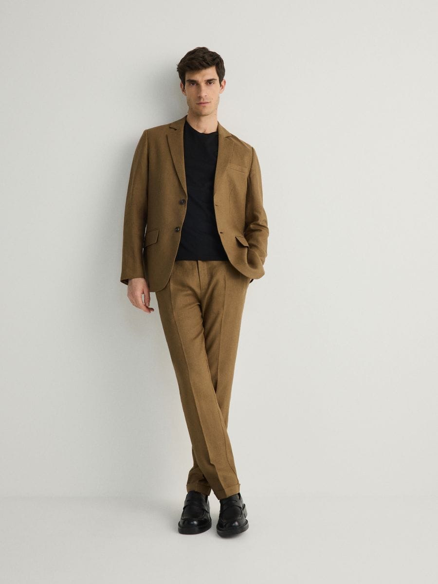 Lniane spodnie garniturowe slim - brązowy - RESERVED