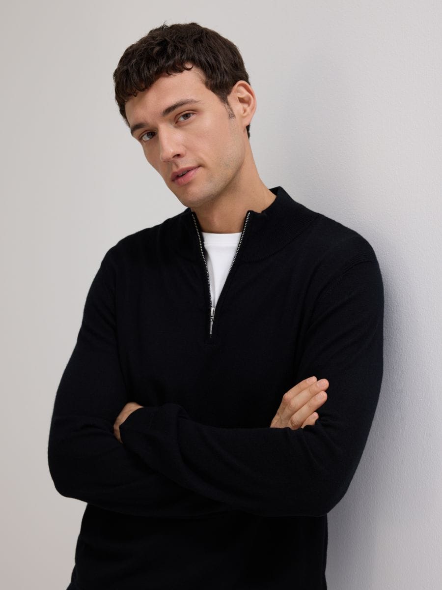 Merino wool jumper with fastening - black - RESERVED