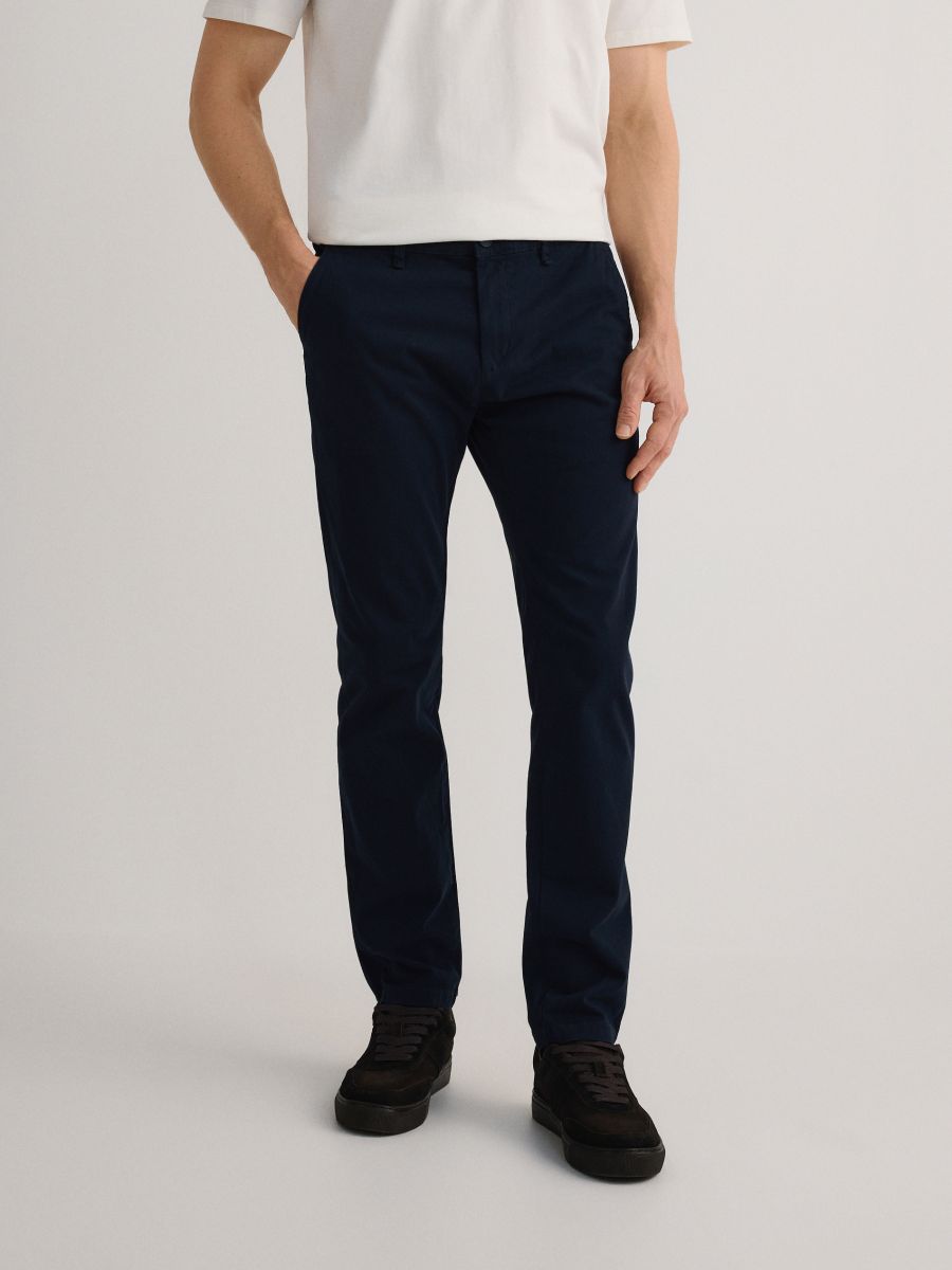 Slim fit chino met een hoog katoengehalte - marineblauw - RESERVED