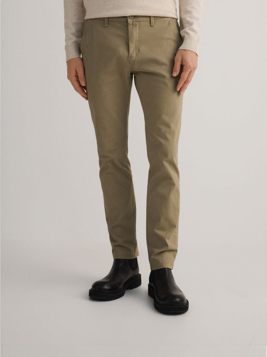 Slim fit chino met een hoog katoengehalte - beige - RESERVED