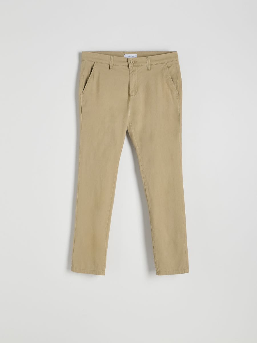 Slim fit chino met een hoog katoengehalte - beige - RESERVED