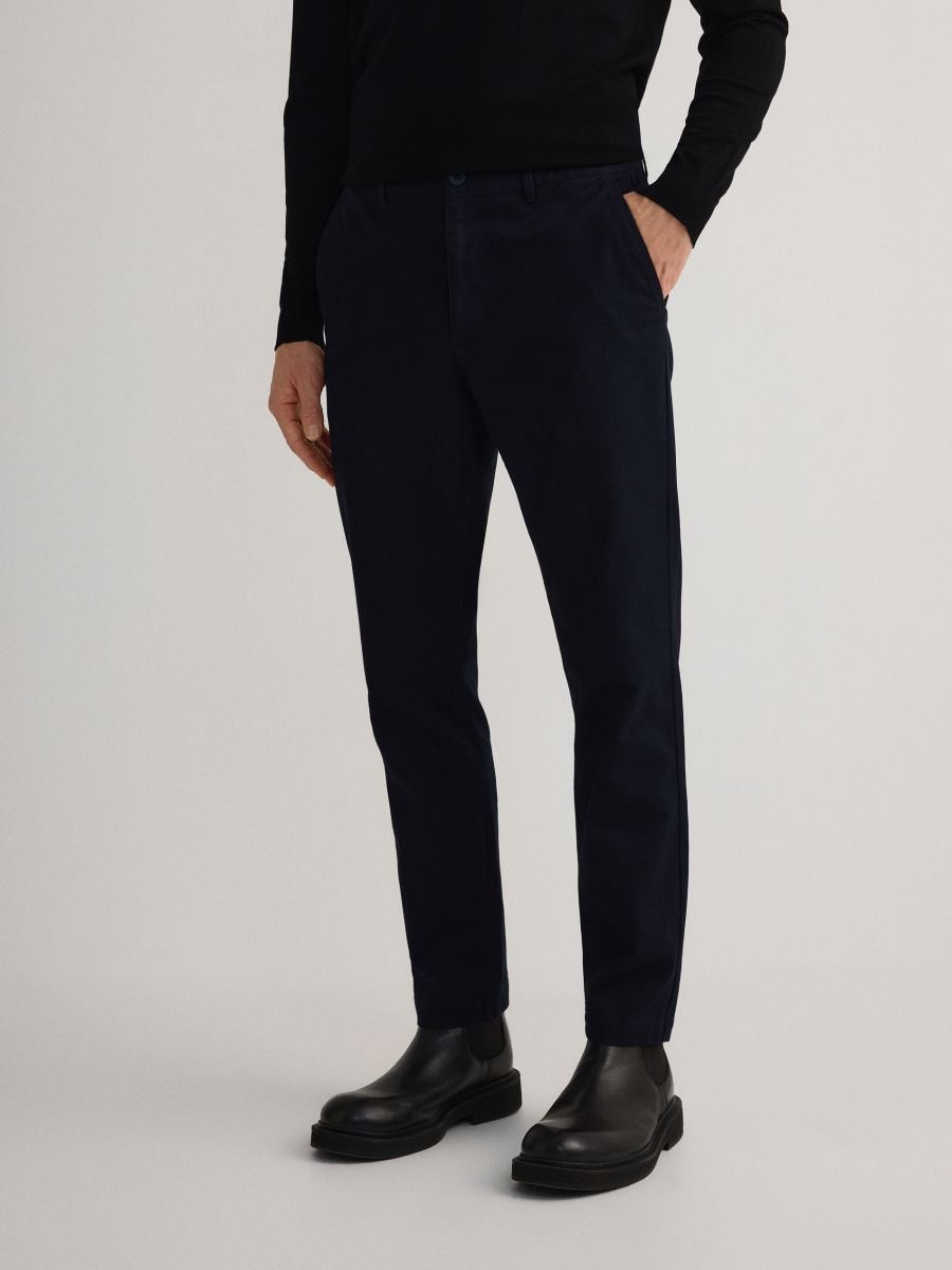 Slim fit chino met een hoog katoengehalte - marineblauw - RESERVED