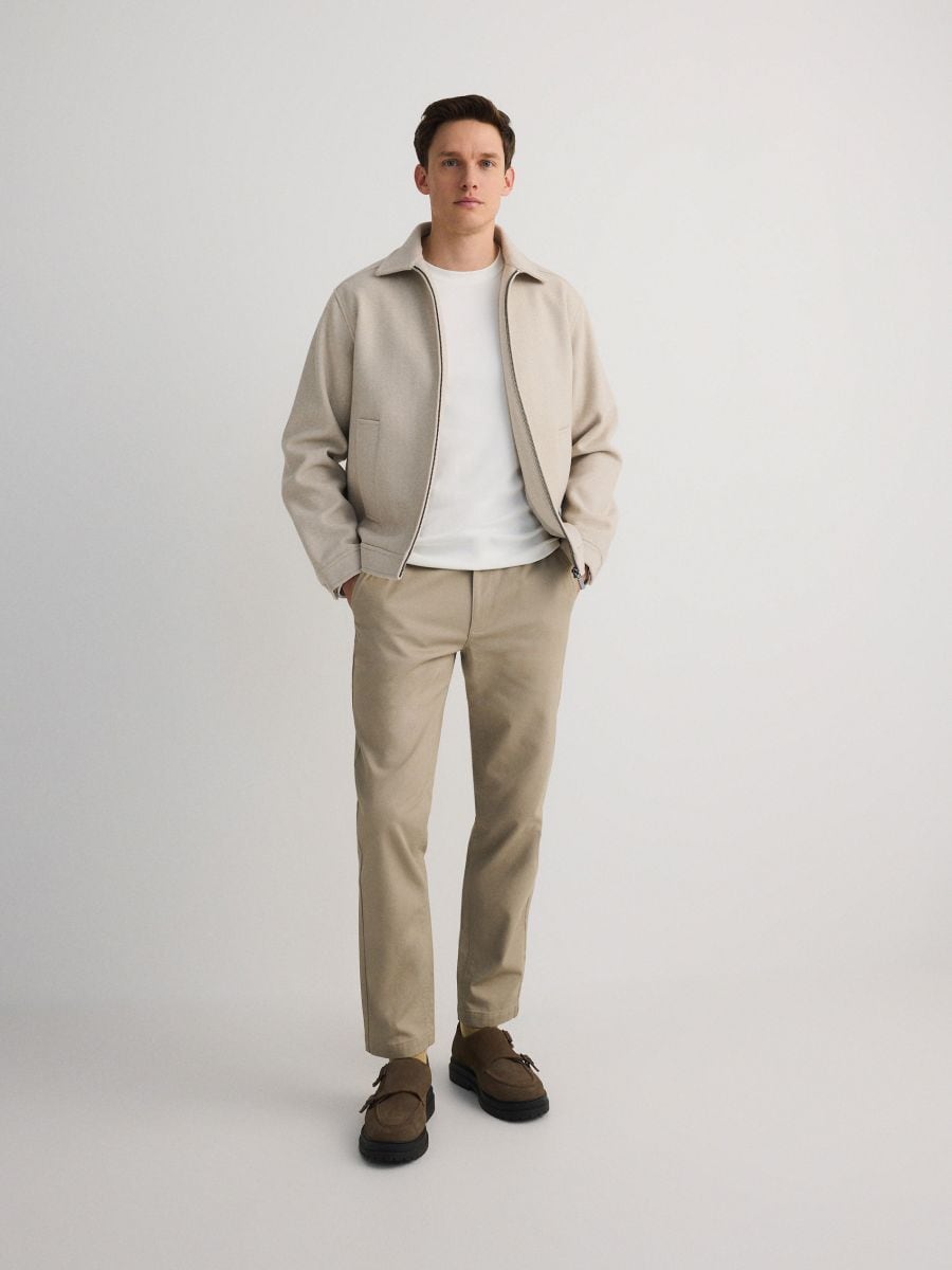 Slim fit chino met een hoog katoengehalte - beige - RESERVED