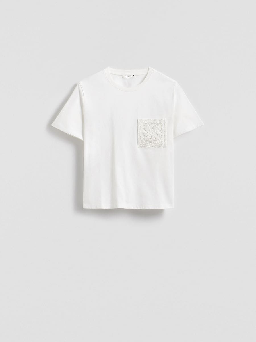 T-shirt with openwork pocket - cream - RESERVED - 2