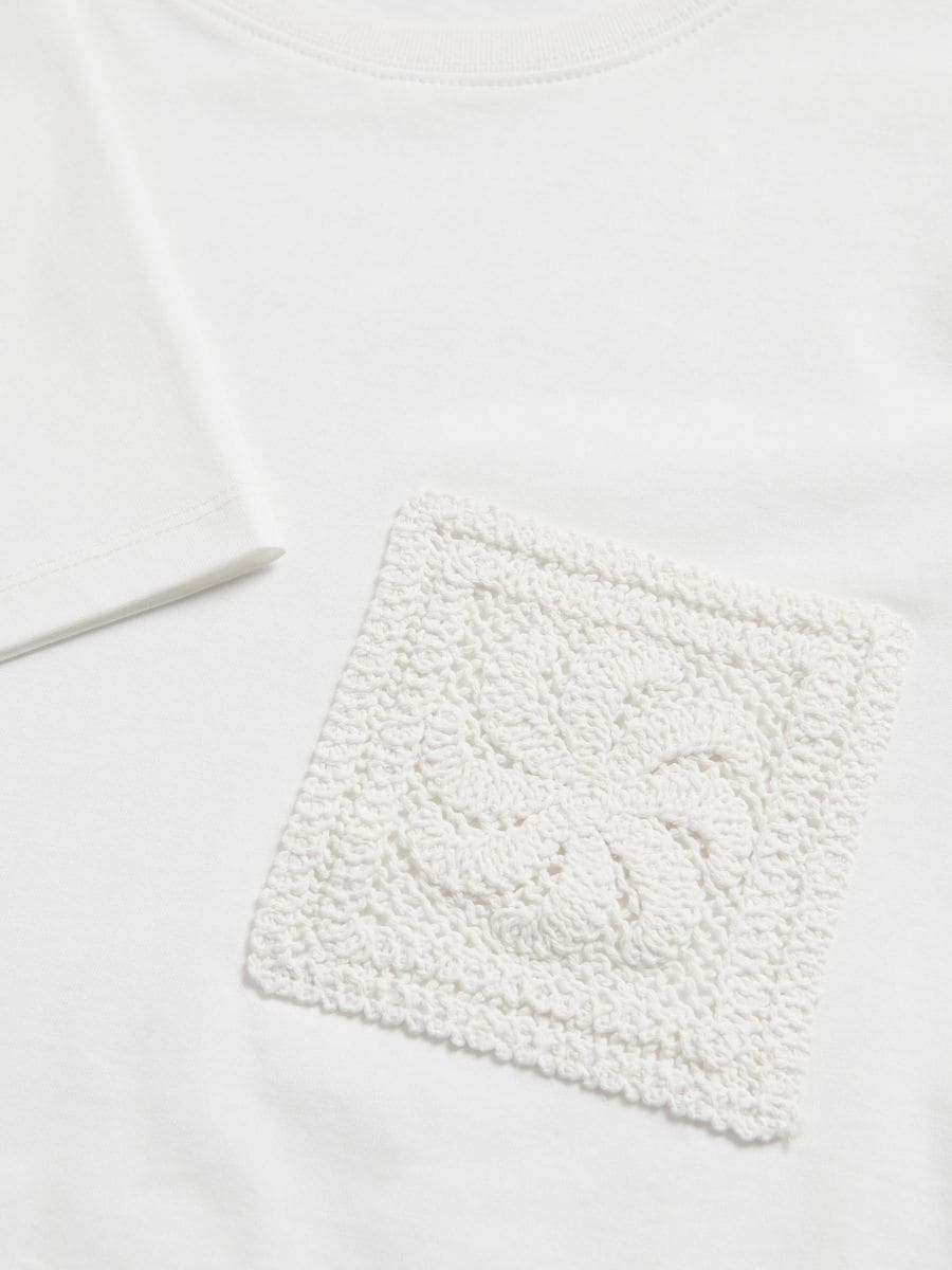 T-shirt with openwork pocket - cream - RESERVED - 3