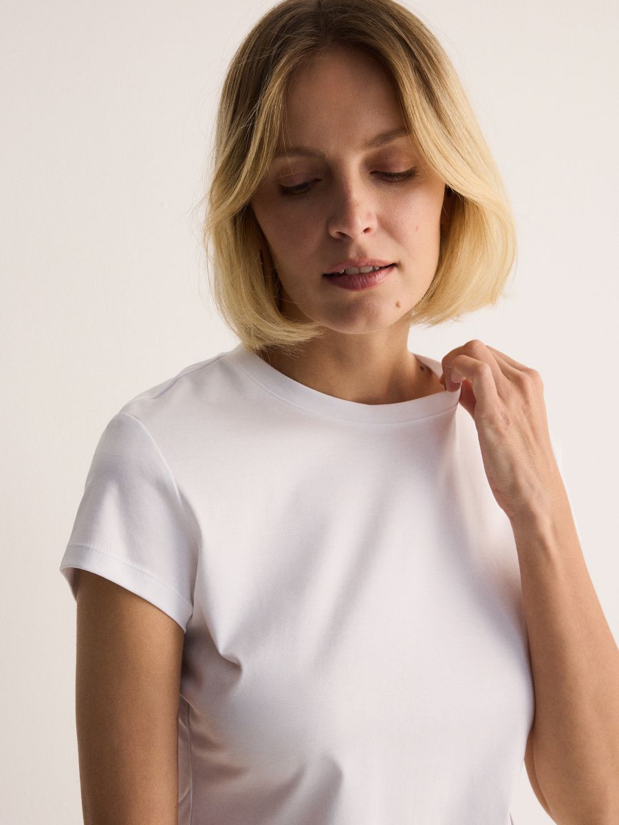 T-shirt z domieszką jedwabiu Kolor biały - RESERVED - 445CB-00X
