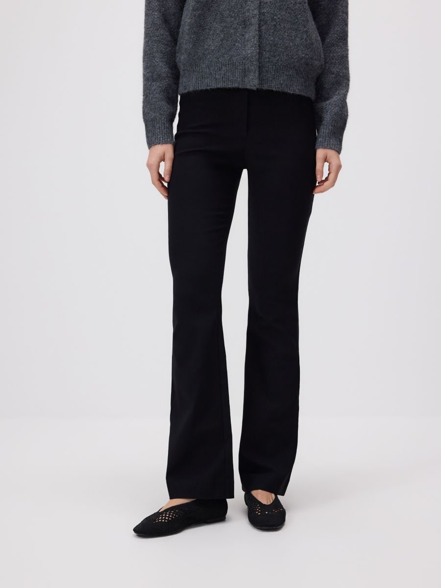 Flare панталони од мешавина од вискоза - црно - RESERVED