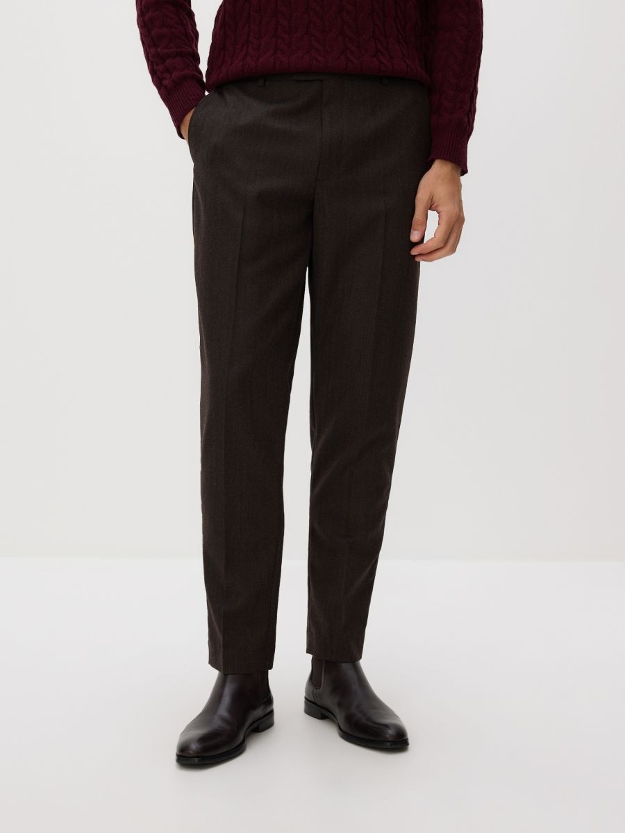 Παντελόνι κοστουμιού από μείγμα μαλλιού - καφέ - RESERVED