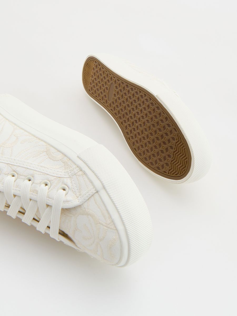 Sneakersy z haftem Kolor biały - RESERVED - 465CP-00X