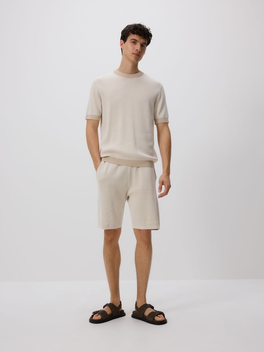 T-shirt i strukturstof i regular fit - beige - RESERVED - 5